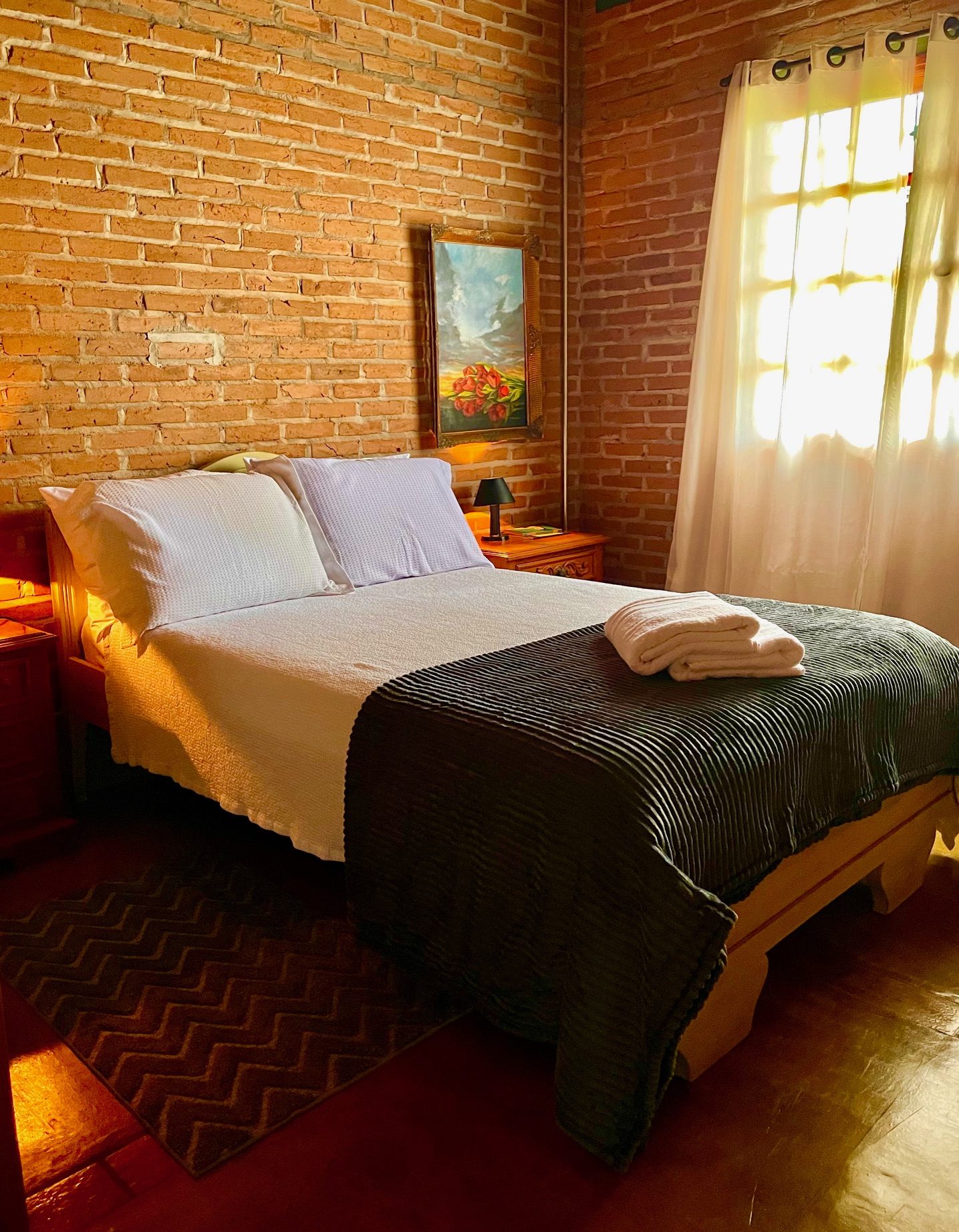 Quarto de casal com parede de tijolos do Escondidinho