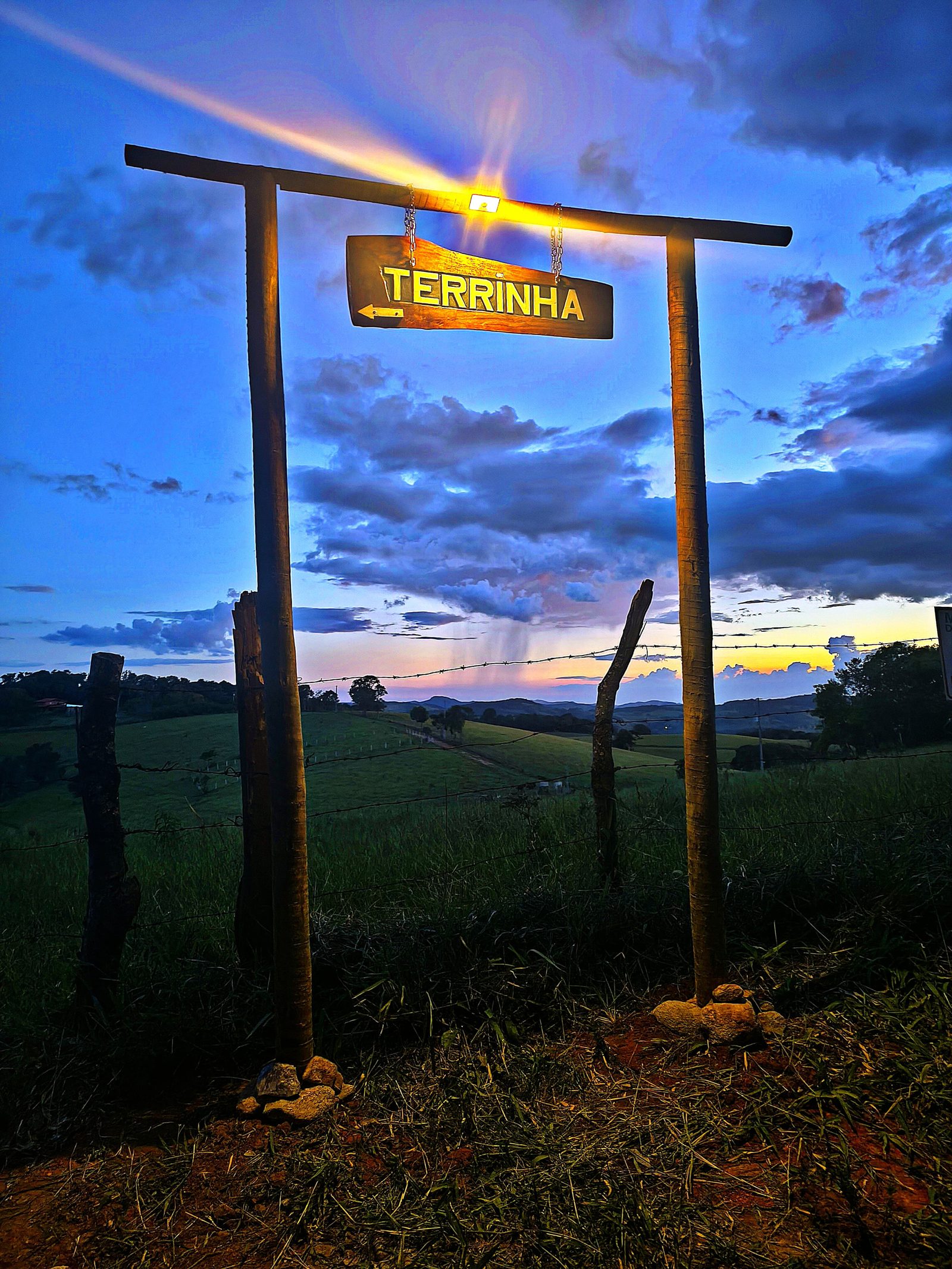 Portal de entrada da Terrinha ao pôr do sol
