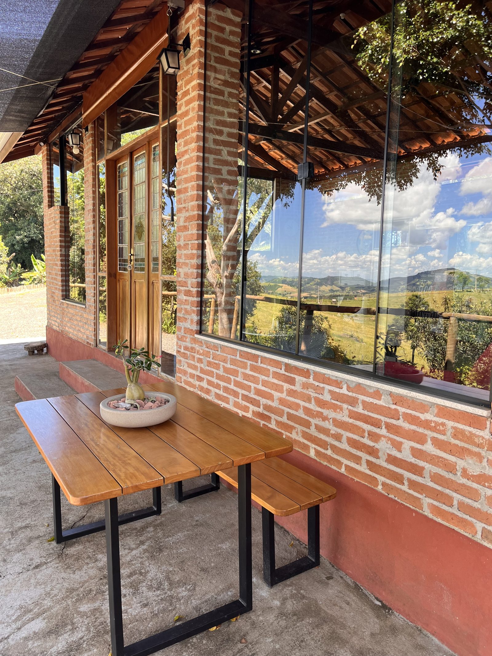 Deck da cabana com vista para as montanhas de Bueno Brandão