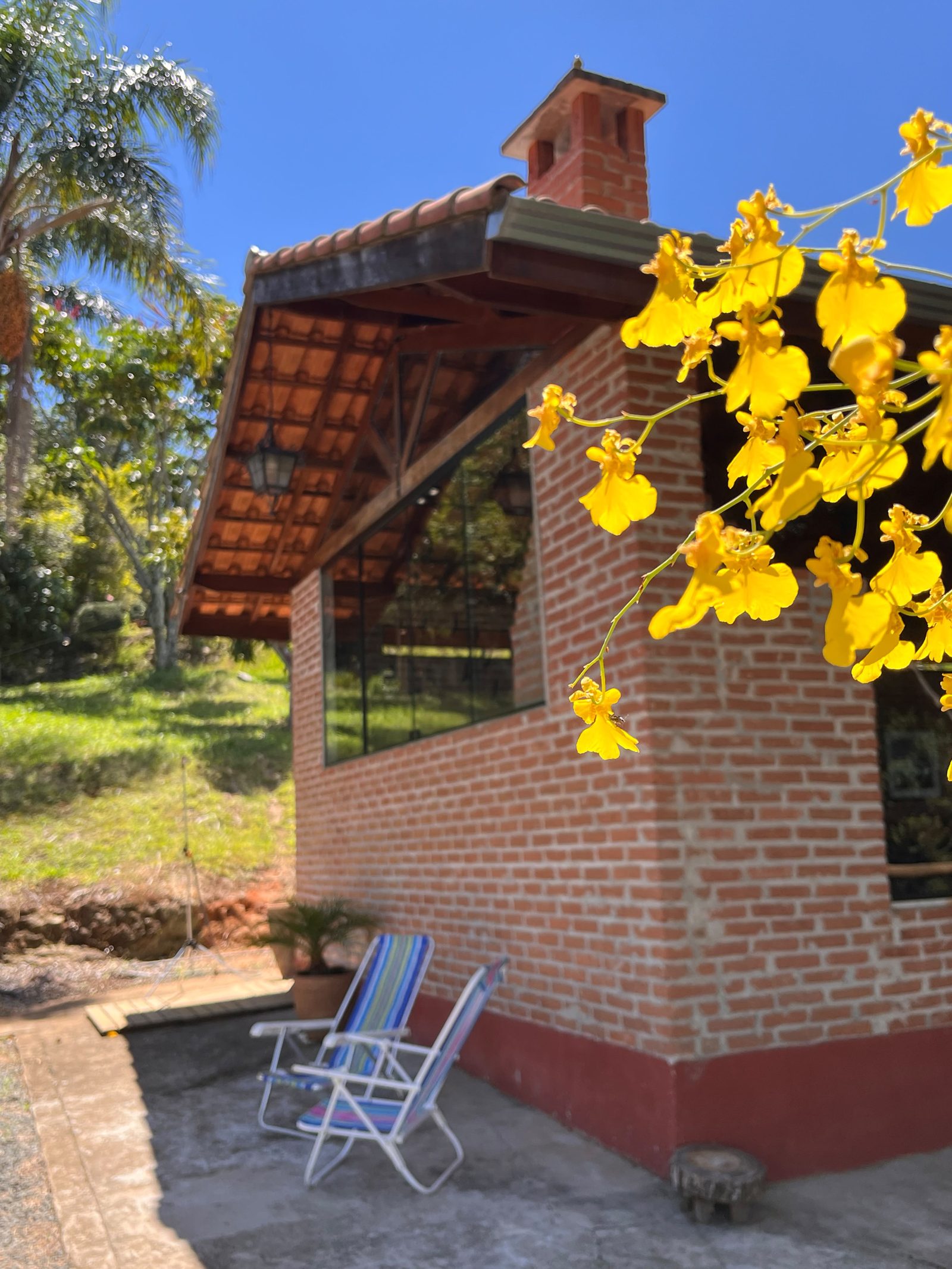 Fachada da cabana Terrinha em dia de sol